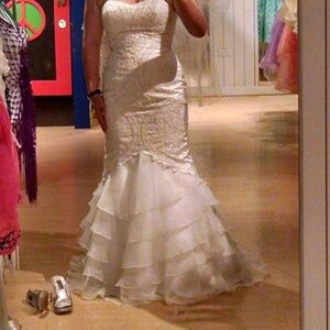Size 8 Wedding Dress With A tiara and veil